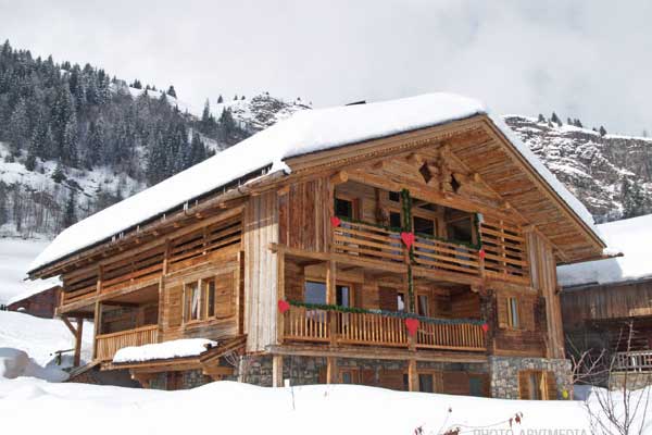 Architecture chalet savoyard beau chalet en bois de construction traditionnelle fabriqué en bois