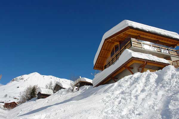 Chalet sous la neige vacances aux sports d'hiver dans les Alpes Française