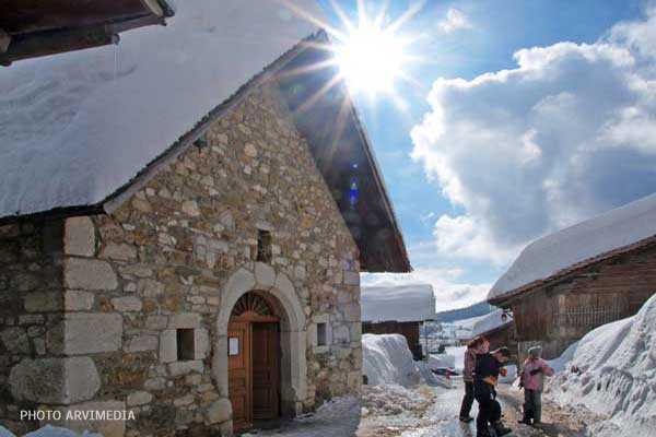 Chapelle notre dame des neige village traditionnel savoyard avec sa chapelle sous la neige