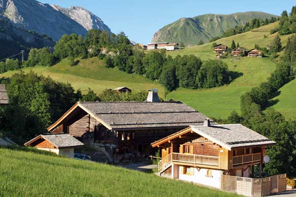 Photo de la Haute Savoie chalet de montagne des Alpes construction traditionnelle