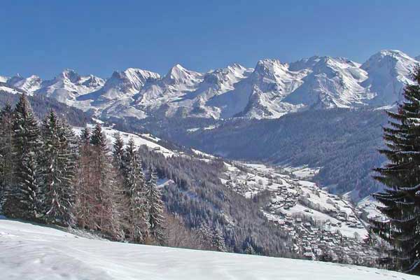 La chaine des Aravis vu du Chinaillon vue panoramique de la chaine des Aravis depuis le Chinaillon