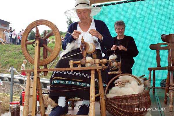 La fileuse de laine ancien métier et tradition pendant la fête des Alpages au Chinaillon
