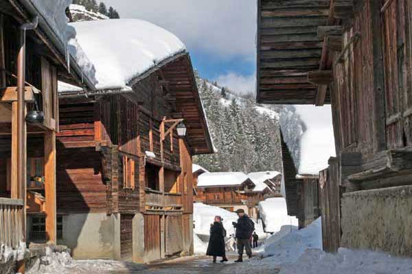 Le vieux village du Chinaillon ancien chalet savoyard et ruelle étroite