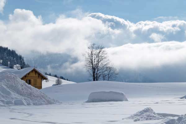 Mazot savoyard sous la neige paysage de montagne dans les Alpes
