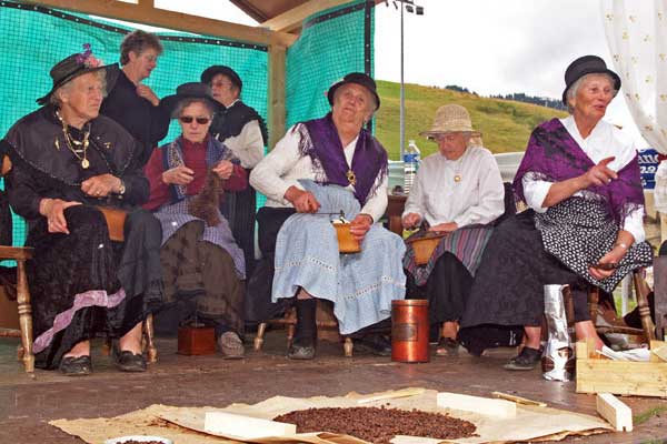 torréfaction du café à l'ancienne méthode traditionnelle savoyarde pour la torréfaction du café