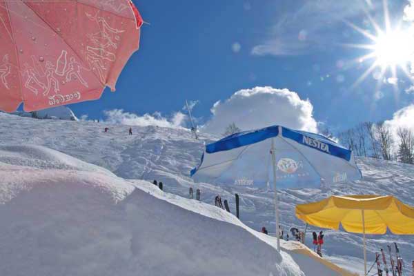 neige et parasols Haute Savoie France piste de ski