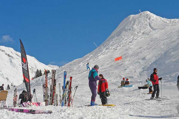 Piste de ski du Chinaillon vacances montagne à la neige dans les Alpes France