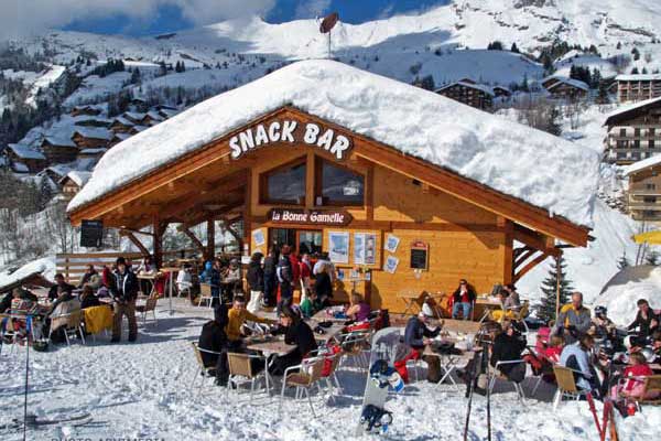 vacances à la montagne Le Chinaillon snack bar restaurant sur les pistes de ski avec terrasse au soleil