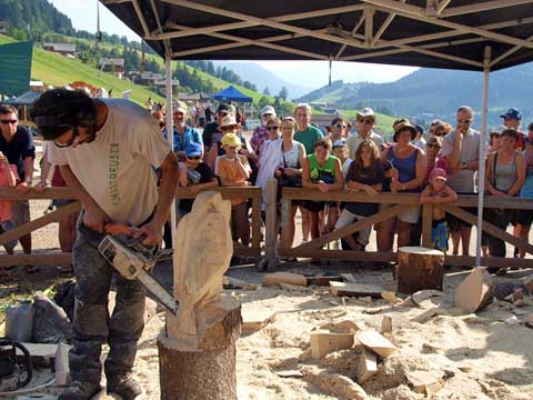démonstration de sculpture pendant la fête de l'Alpage