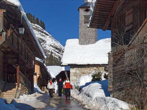 ancien village savoyard avec chalets authentiques